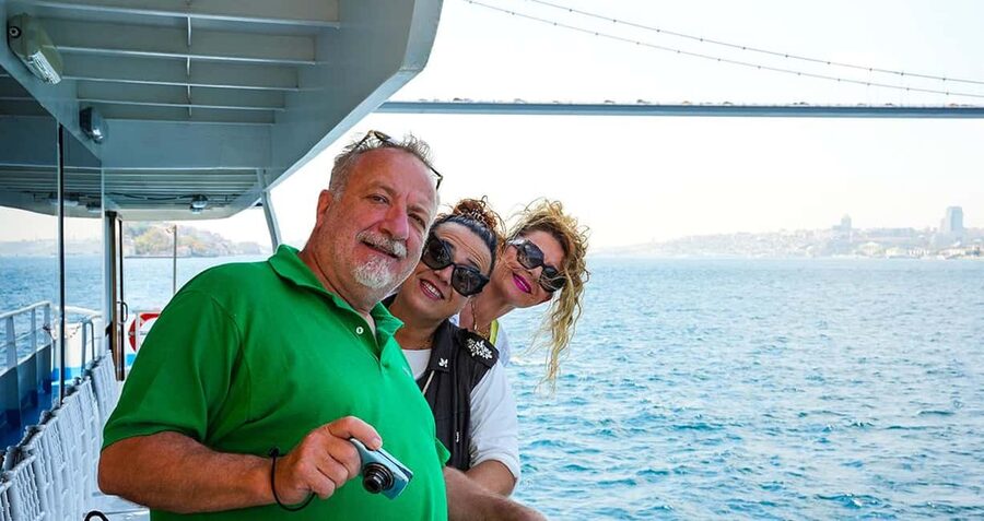Istanbul: Bosphorus & Golden Horn Cruise Daytime or Sunset - Palaces, mosques, and fortress walls