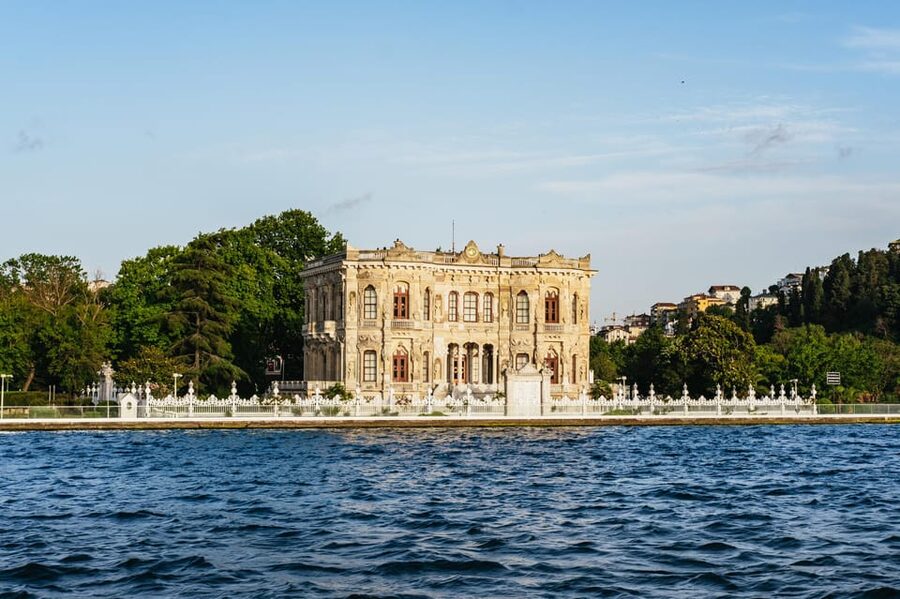 Istanbul: Bosphorus Sunset Cruise on a Luxury Yacht - Food, drinks, and the yacht itself