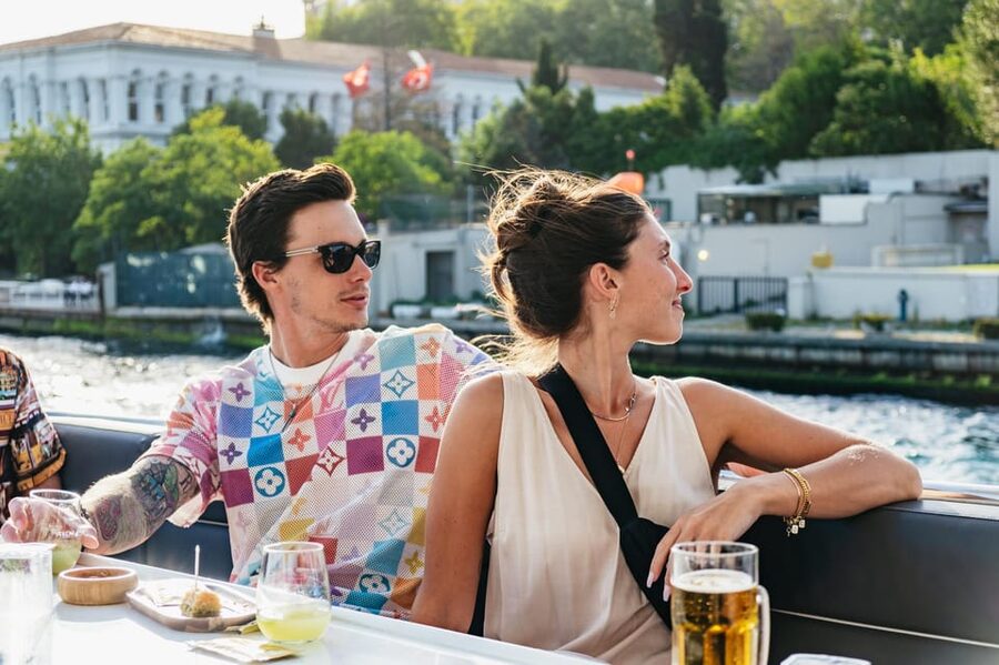 Istanbul: Bosphorus Sunset Cruise on a Luxury Yacht - Rumeli Fortress and the Fatih Sultan Mehmet Bridge