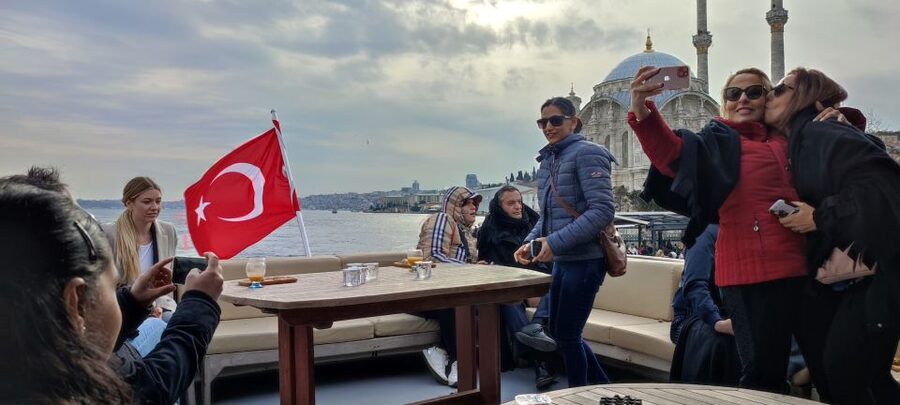 Istanbul: Bosphorus Sunset Cruise on Yacht with Live Guide - Maiden’s Tower at sunset