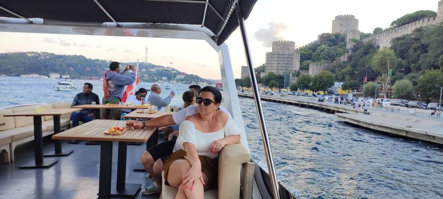 Istanbul: Bosphorus Sunset Cruise on Yacht with Live Guide - The return to Kabataş and the old city