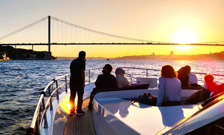 Istanbul: Bosphorus Sunset Yacht Cruise with Live Guide - Key points to know before you book
