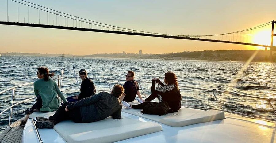 Istanbul: Bosphorus Yacht Cruise at Sunset with Snacks - Boarding and finding the right pier