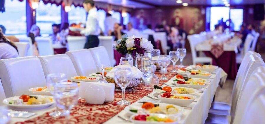 Istanbul: Dinner Cruise on the Bosphorus - Dinner: plenty of choice, modest expectations