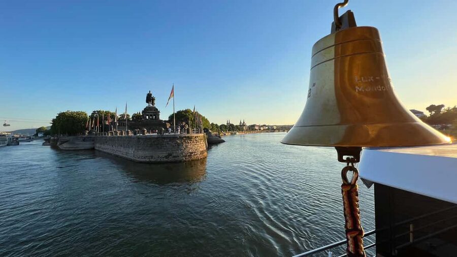 Koblenz:Rhine Valley boat tour along the castles and palaces - Turning upriver toward the castle country
