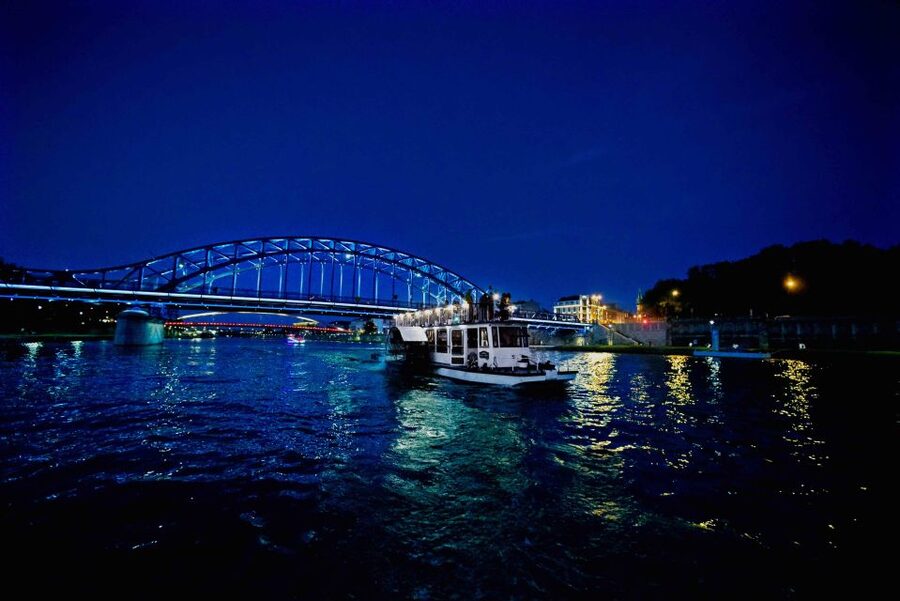 Krakow: 1-Hour Evening Vistula River Cruise - Cricoteka and the Route Toward Kazimierz