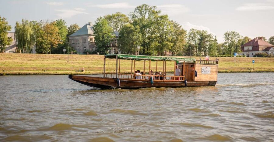 Krakow: Early Bird Vistula River Sightseeing Cruise - Wawel Castle and Wawel Hill from the river