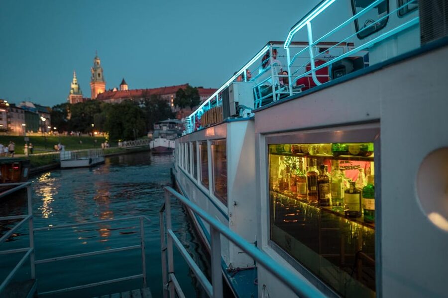Kraków: Evening or Night River Cruise - The first view: Wawel Castle and Wawel Hill