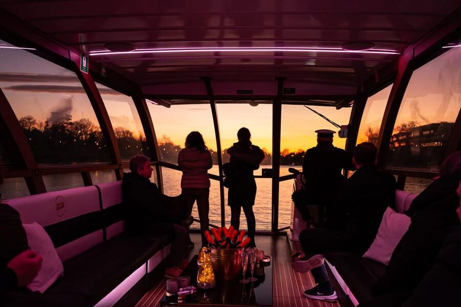 Krakow: Sightseeing Cruise on Vistula River with Audio Guide - Kazimierz, Podgórze, and the wartime memorials