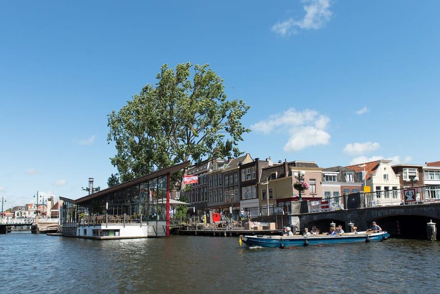 Leiden: Guided City Canal Cruise - Under 88 bridges