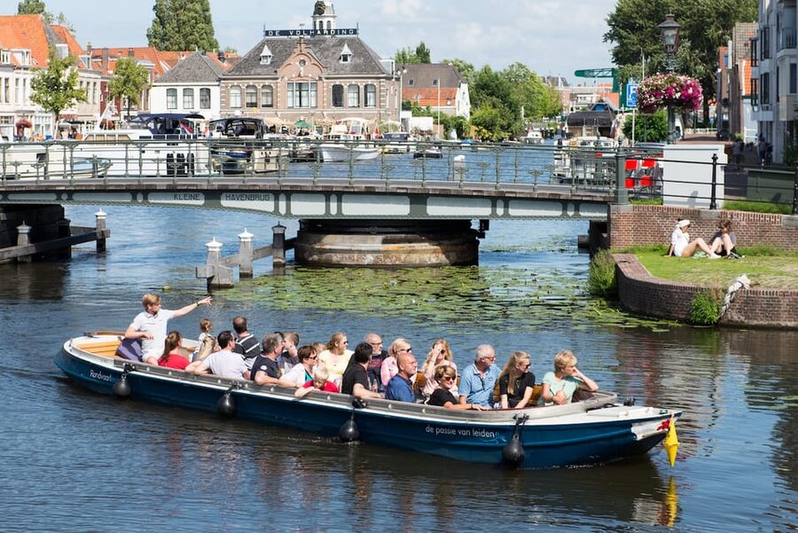Leiden: Guided City Canal Cruise - Comfort, weather, and the one-hour format