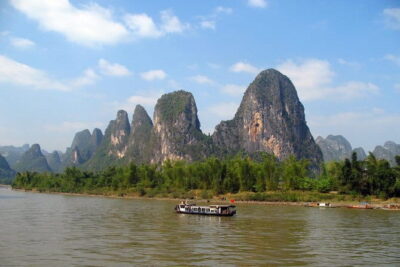 Li River Cruise and Yangshuo Private Day Tour from Guilin