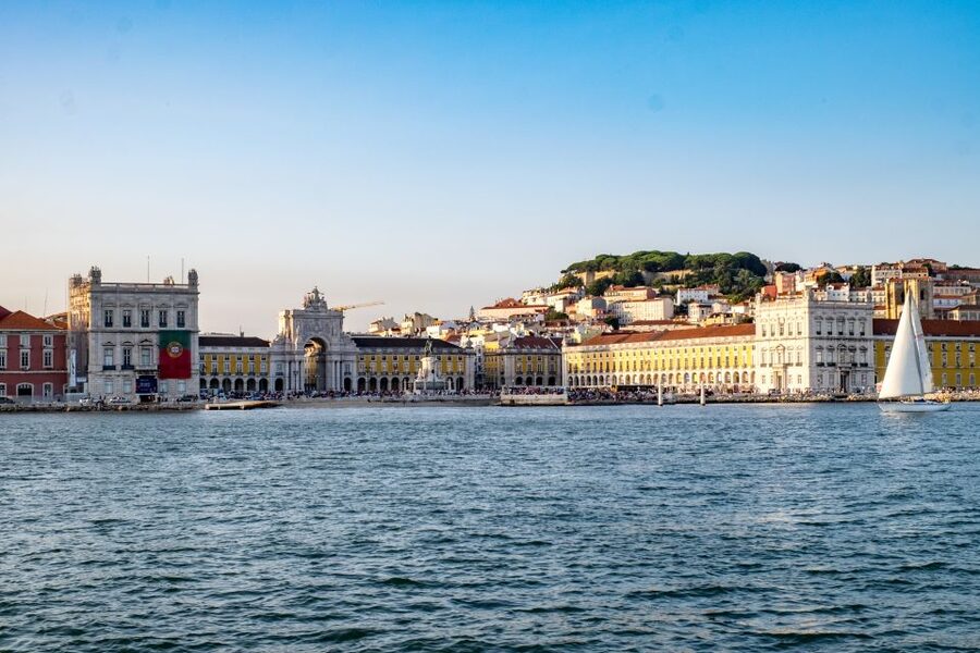 Lisbon: 1 or 2-Hour Cruise along the Tagus River - The crew, commentary, and atmosphere