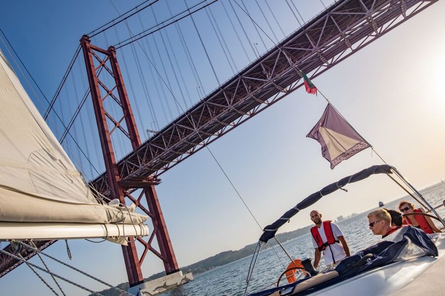 Lisbon: 1 or 2-Hour Cruise along the Tagus River - Drinks, blankets, and what is not included