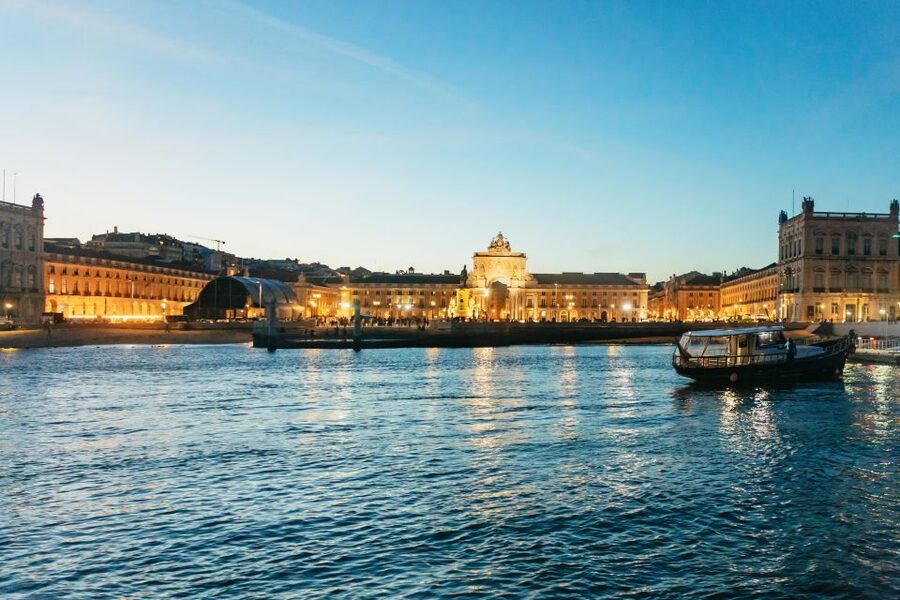 Lisbon: Sunset Cruise with Welcome Drink and Snacks - From Praça do Comércio to the 25 April Bridge