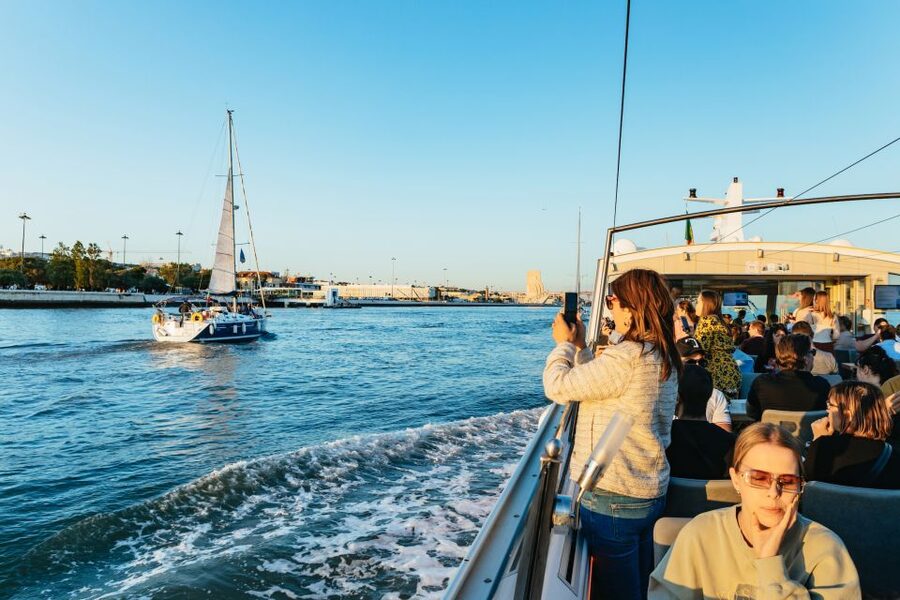 Lisbon: Sunset Cruise with Welcome Drink and Snacks - The sunset viewpoint and return toward Christ the King