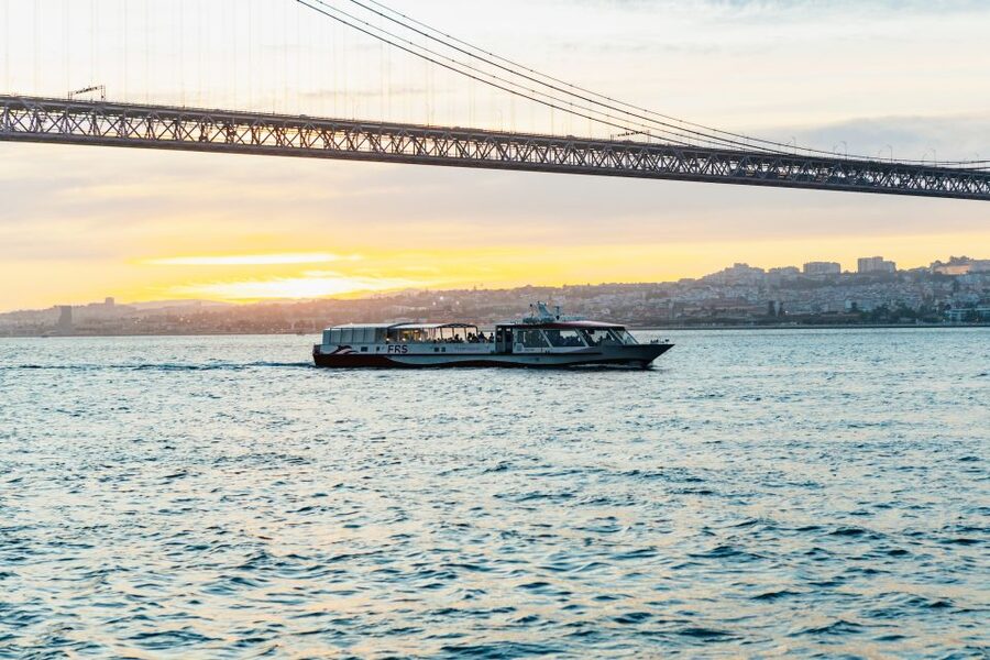 Lisbon: Sunset Cruise with Welcome Drink and Snacks - Meeting at Sul e Sueste Station