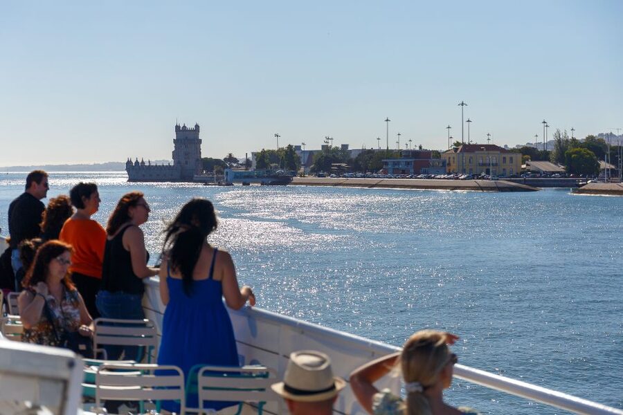 Lisbon: Tagus River Cruise with Welcome Drink - What the audio guide adds