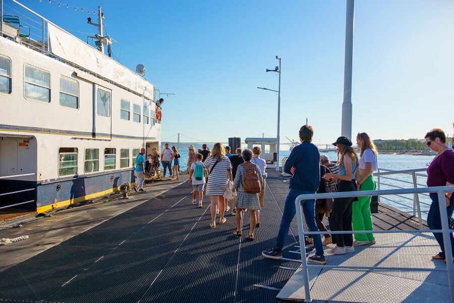 Lisbon: Tagus River Cruise with Welcome Drink - Going under the 25th of April Bridge