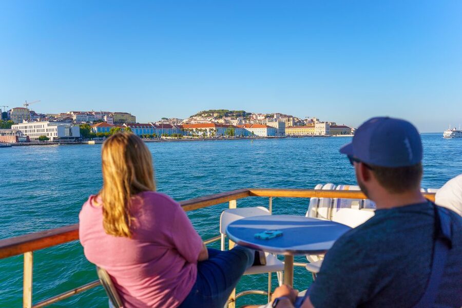 Lisbon: Tagus River Cruise with Welcome Drink - Christ the King and the return toward Lisbon