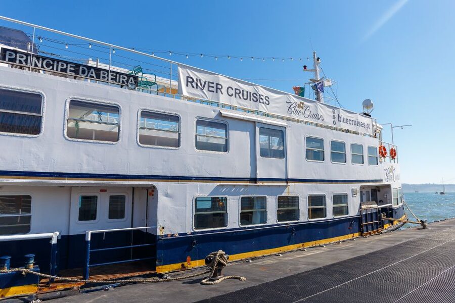 Lisbon: Tagus River Cruise with Welcome Drink - The welcome drink and onboard bar