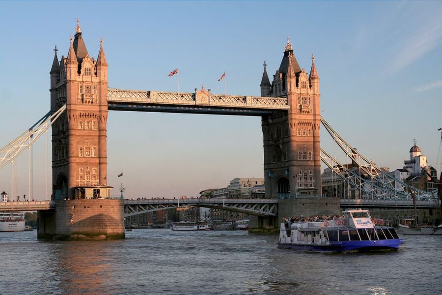 London: Crown Jewels Tour with River Cruise - The City of London between old and new