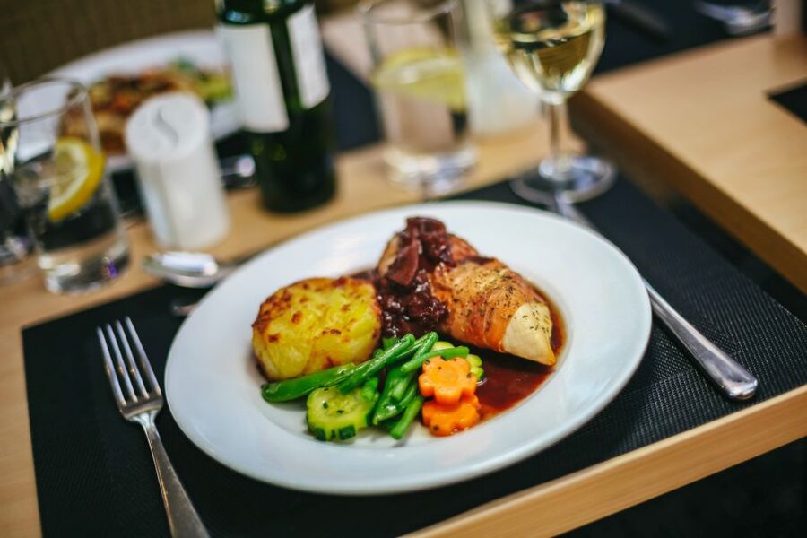 London: River Thames Dinner Cruise - When dinner becomes a live music night