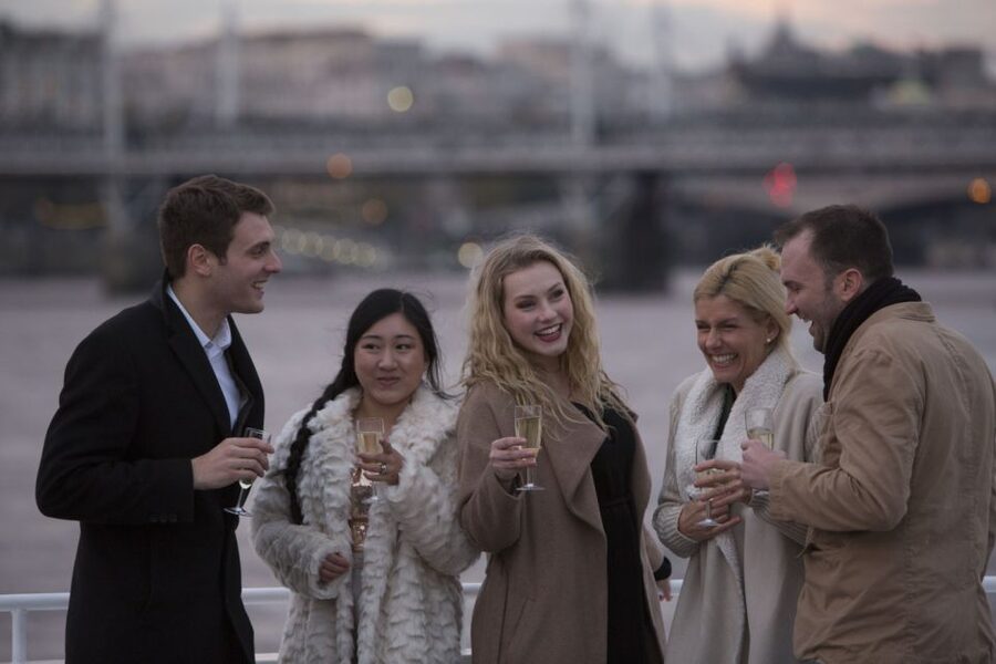 London: River Thames Evening Cruise with Bubbly and Canapés - Key points to know before booking