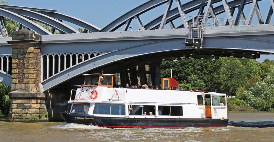 London: Westminster to Kew River Thames Cruise - The commentary and crew make a real difference