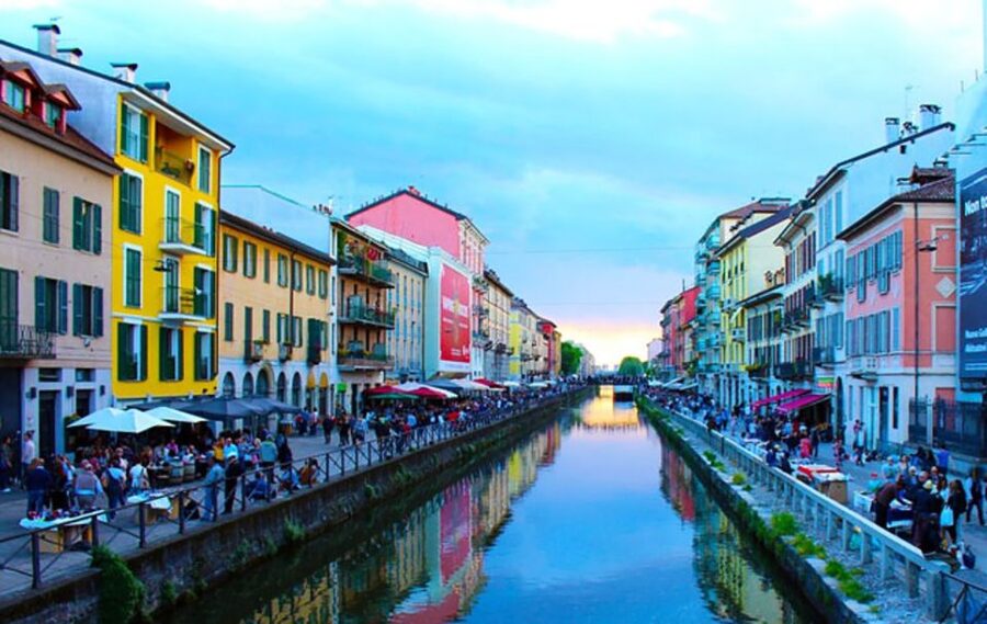 Milan: Navigli Canal Boat Cruise - Setting off along Naviglio Grande