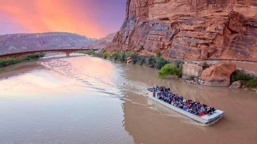 Moab: Colorado River Dinner Cruise with Music and Light Show - Dinner beside the Colorado River