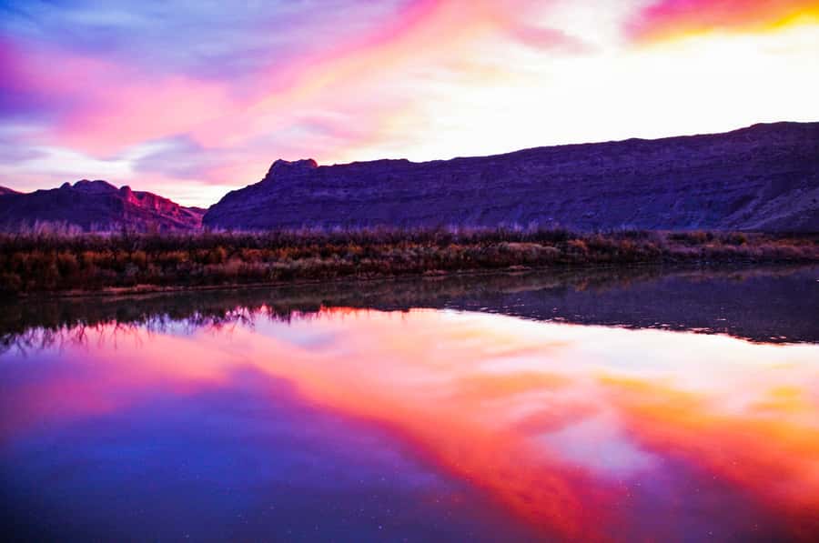Moab: Colorado River Dinner Cruise with Music and Light Show - Small details that improve the evening