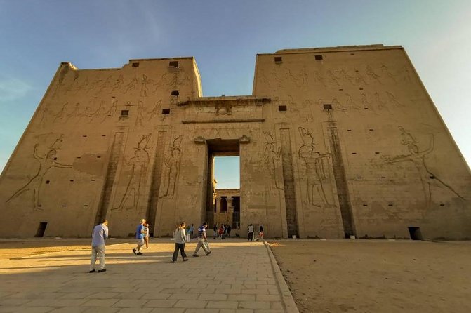 Nile Cruise 4 Days / Deluxe from Aswan to luxor- Private Tour - The guide makes the ancient sites easier to read