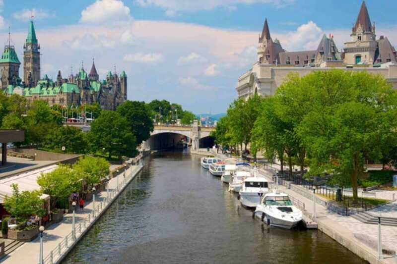 Ottawa: Rideau Canal Cruise - From Château Laurier to the first canal views