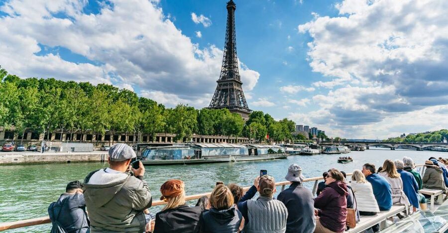 Paris: 1-Hour Seine Cruise departing from the Eiffel Tower - Choosing between a daytime, sunset, and evening cruise