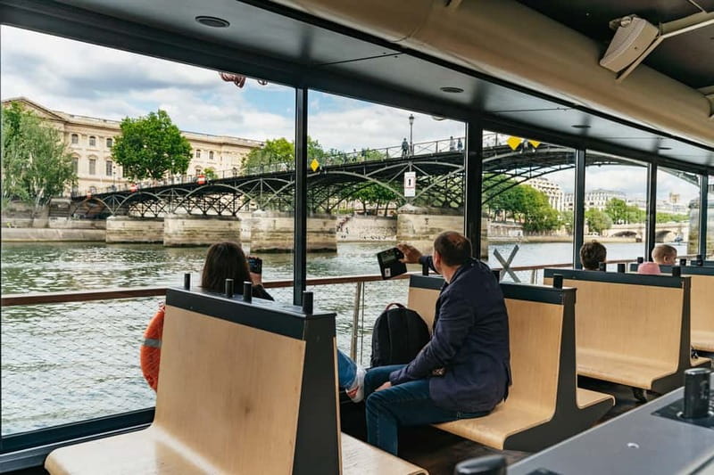 Paris: 1-Hour Seine Cruise departing from the Eiffel Tower - Commentary, staff, and the multilingual setup