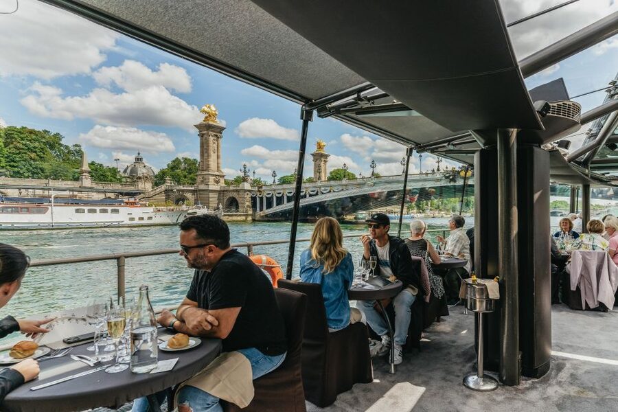 Paris: 2-Hour River Seine Lunch Cruise with 3-course-menu - Lunch, wine, and service on the water