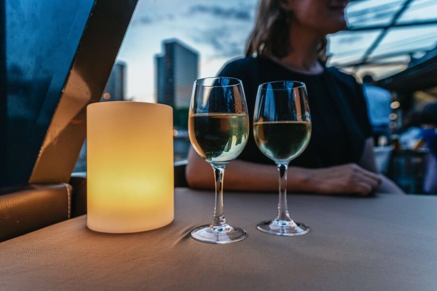 Paris: 3-Course-Dinner Cruise on the Seine with live music - The details that matter most