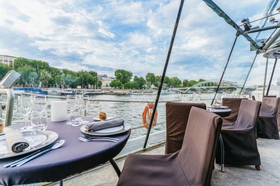 Paris: 3-Course-Dinner Cruise on the Seine with live music - How the dinner packages change the experience