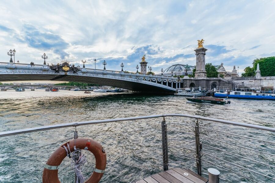 Paris: 3-Course-Dinner Cruise on the Seine with live music - Seating advice for the best views