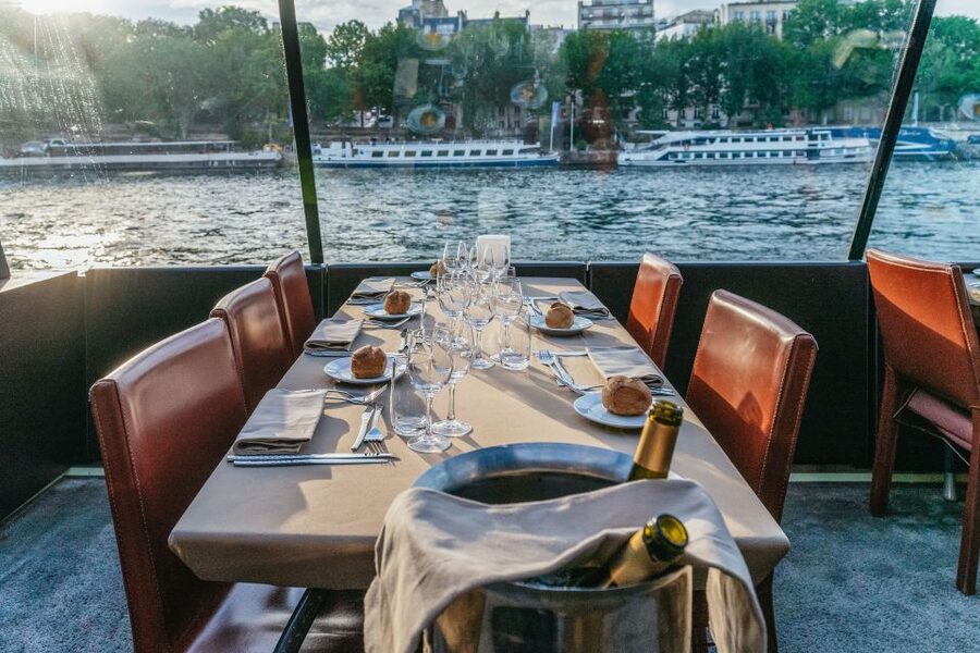 Paris: 3-Course-Dinner Cruise on the Seine with live music - Clothing, timing, and who should book