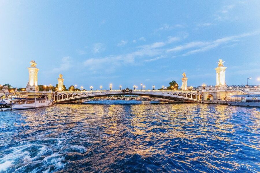 Paris: 3-Course-Dinner Cruise on the Seine with live music - Should you book this Seine dinner cruise?