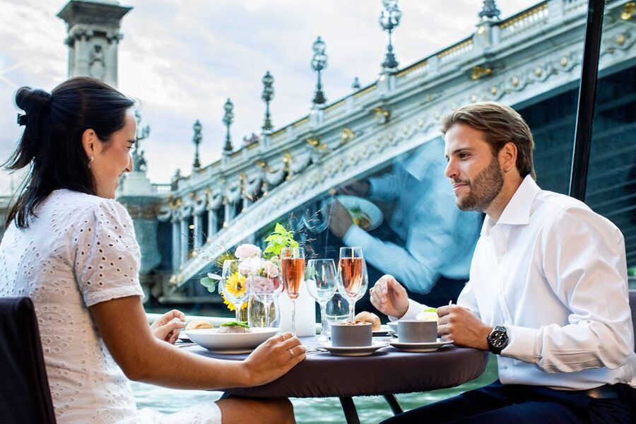Paris: 3-Course-Dinner Cruise with Wine on the Seine River - The route from Les Invalides to Île Saint-Louis