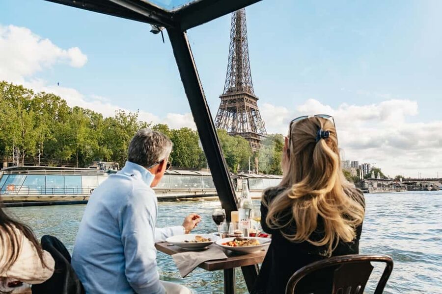 Paris : 3-Course Gourmet Dinner Cruise on Seine River - The meal: French flavors with sensible choices