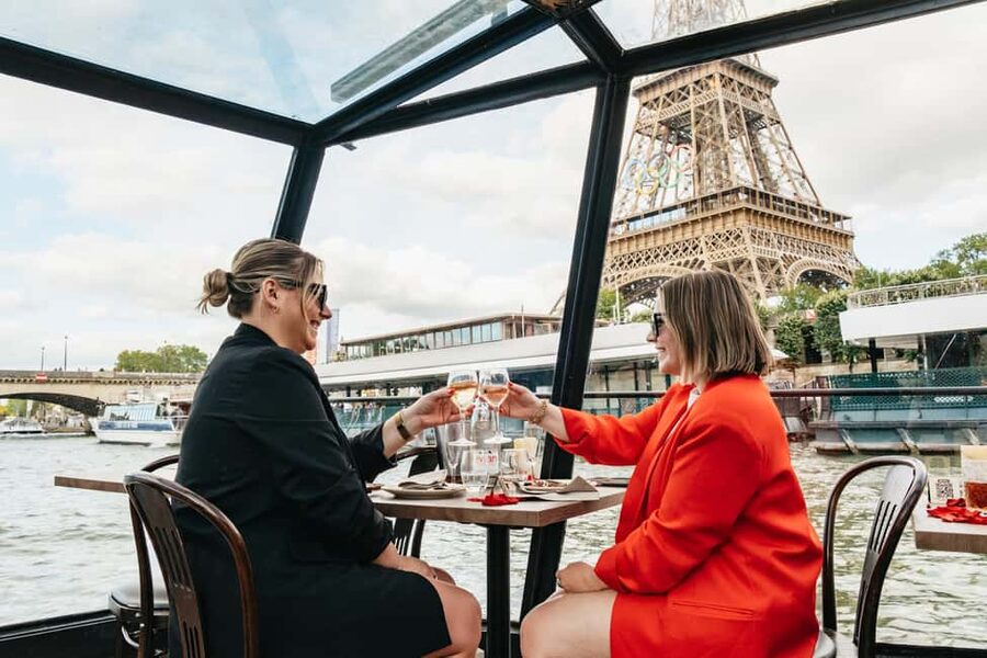 Paris : 3-Course Gourmet Dinner Cruise on Seine River - Following the Seine past Île de la Cité