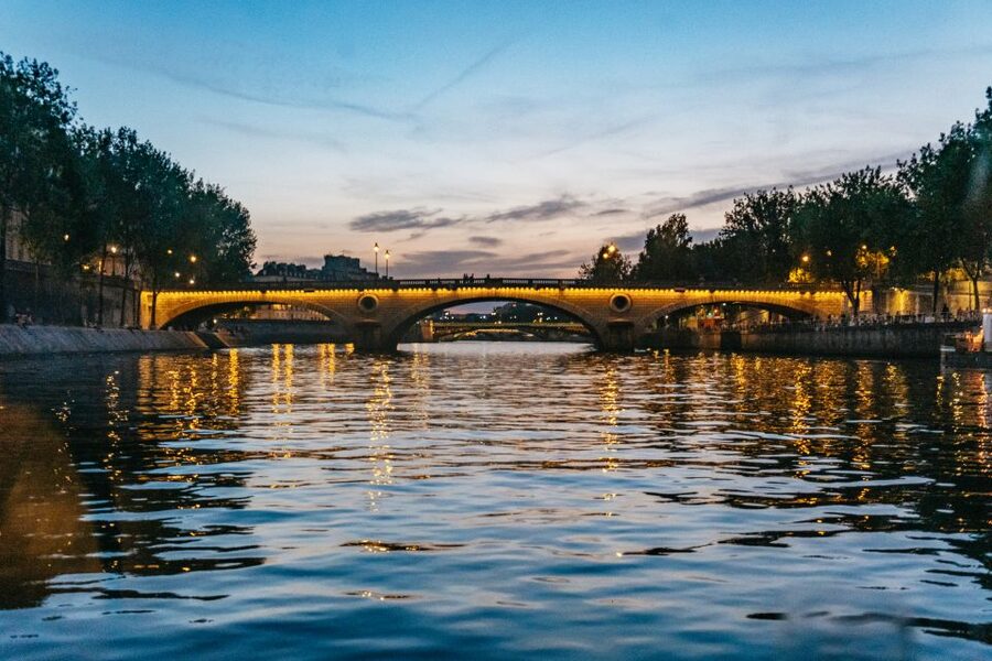 Paris : 3-Course Gourmet Dinner Cruise on Seine River - Louvre, Concorde, and the grand westward views