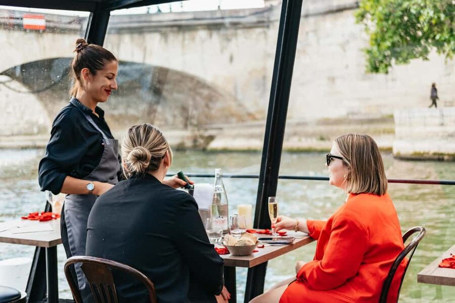 Paris : 3-Course Gourmet Dinner Cruise on Seine River - Service, music, and the feel onboard