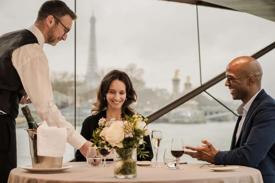 Paris: 4-Course Dinner Cruise on Seine River with Live Music - Key points to know before boarding