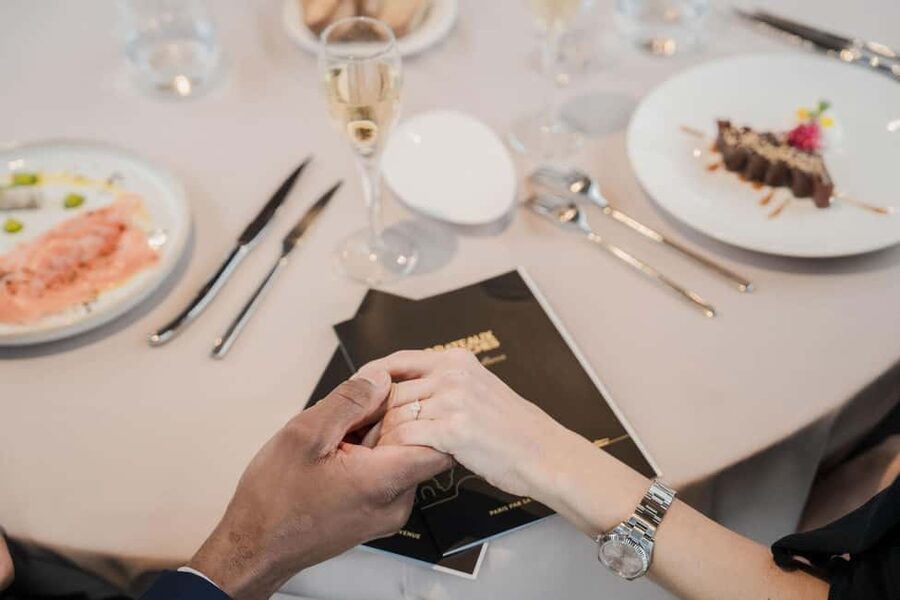 Paris: 4-Course Dinner Cruise on Seine River with Live Music - Comfort, clothing, and practical limits