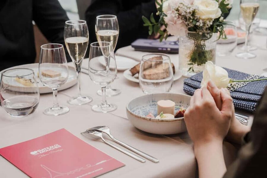 Paris: 4-Course Dinner Cruise on Seine River with Live Music - A dinner cruise with Paris as the dining room
